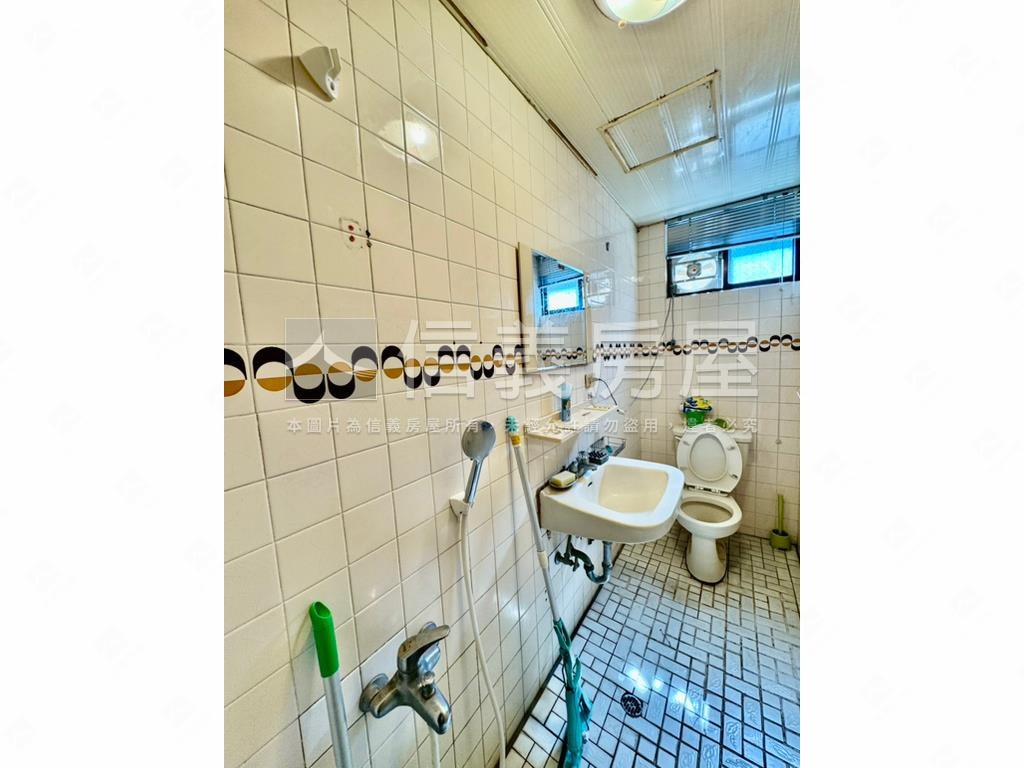 港墘近內科３樓可抽車位房屋室內格局與周邊環境