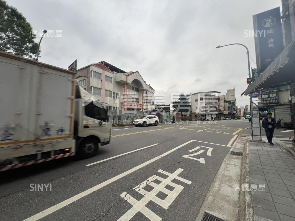夢時代邊間雙車位店面別墅房屋室內格局與周邊環境