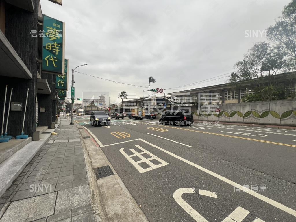 夢時代邊間雙車位店面別墅房屋室內格局與周邊環境