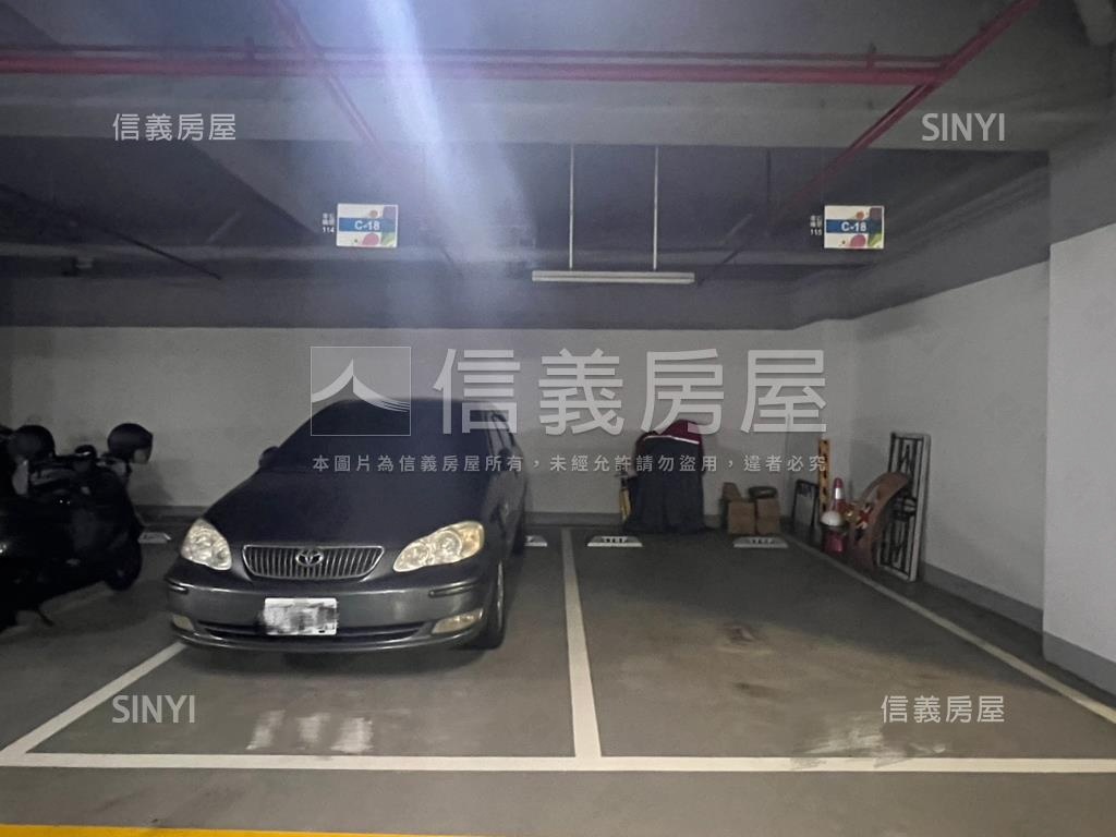 夢時代邊間雙車位店面別墅房屋室內格局與周邊環境