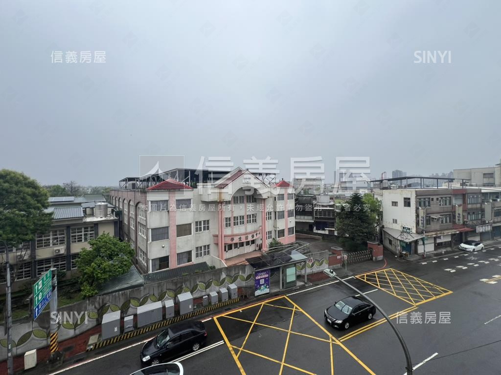 夢時代邊間雙車位店面別墅房屋室內格局與周邊環境
