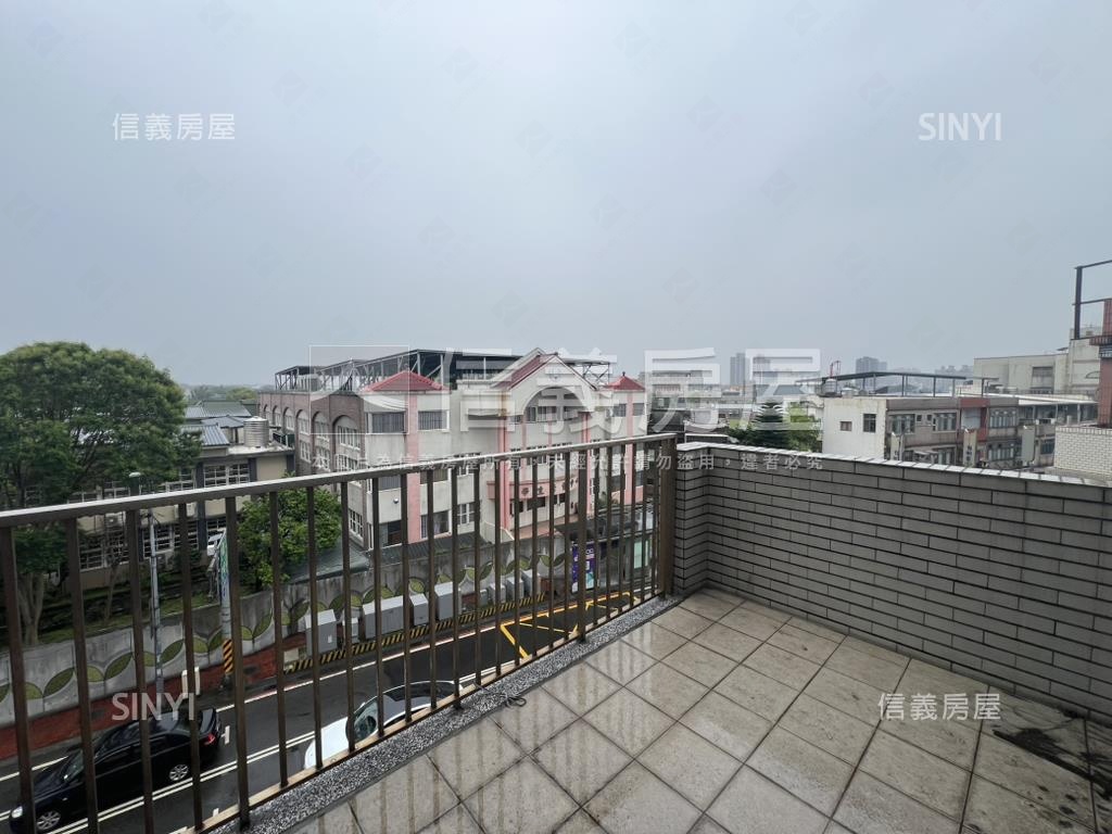 夢時代邊間雙車位店面別墅房屋室內格局與周邊環境
