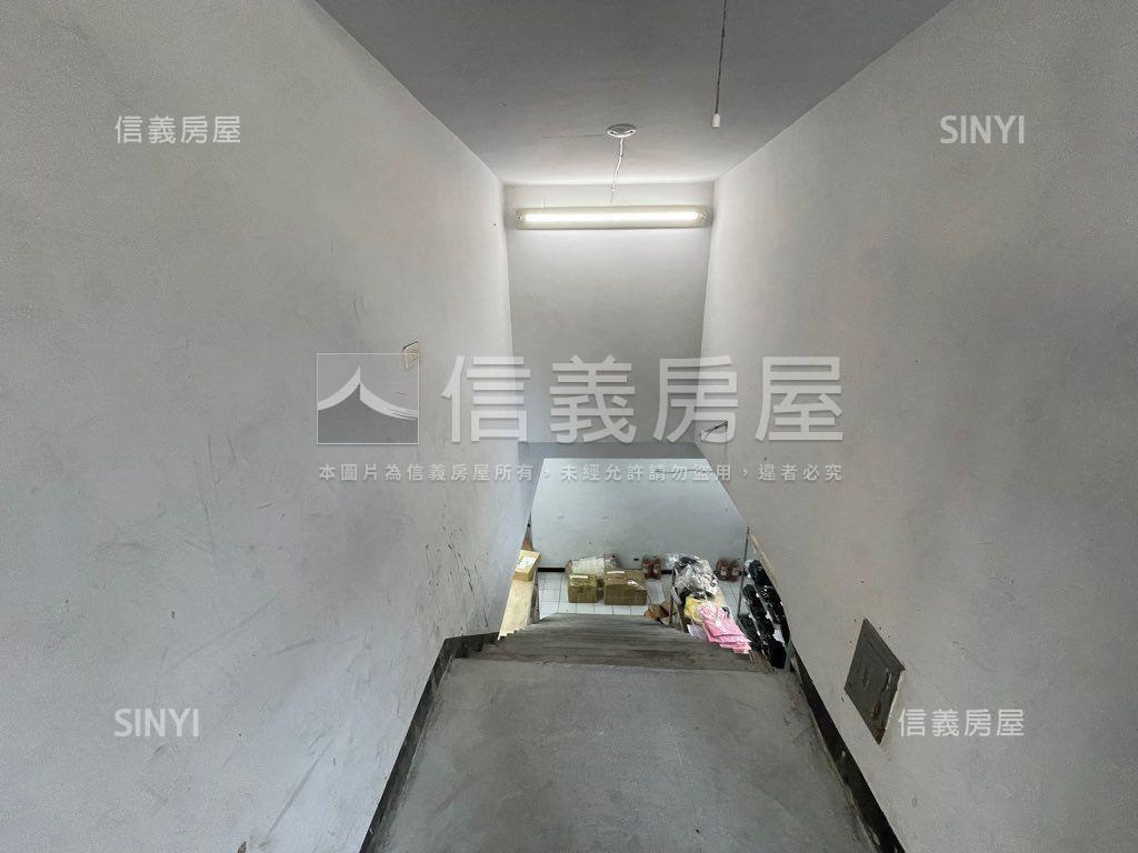 巨蛋捷運公園商圈百坪店鋪房屋室內格局與周邊環境