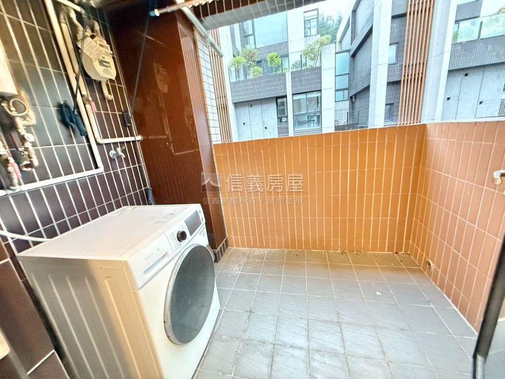 美麗山林時尚裝潢兩房車位房屋室內格局與周邊環境