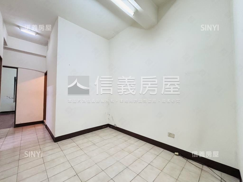 亞灣區公園旁質感公寓一樓房屋室內格局與周邊環境