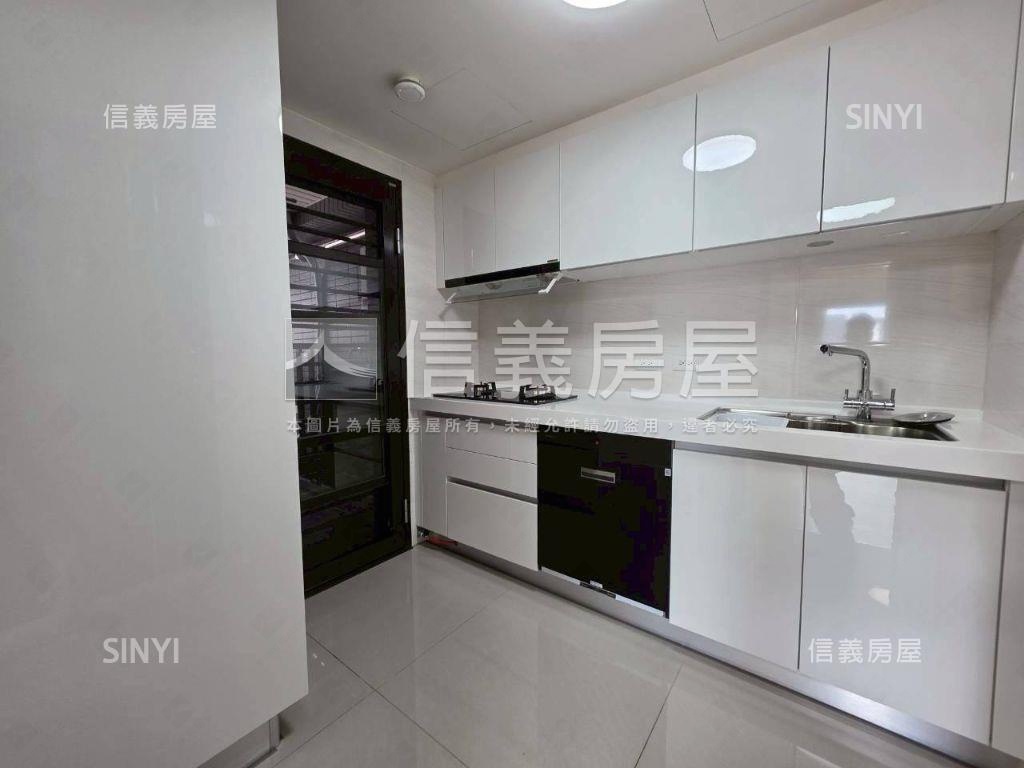 富宇上城３房頂樓戶房屋室內格局與周邊環境