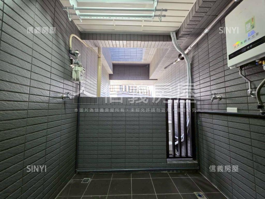 富宇上城３房頂樓戶房屋室內格局與周邊環境