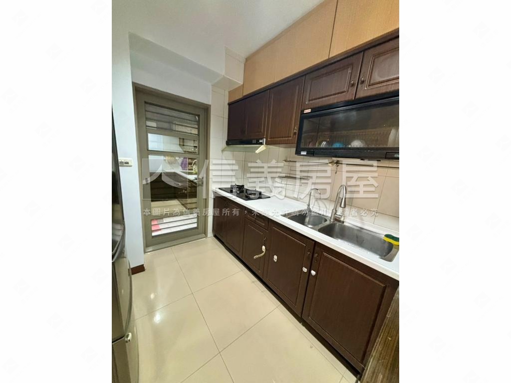 新都心四房車位房屋室內格局與周邊環境