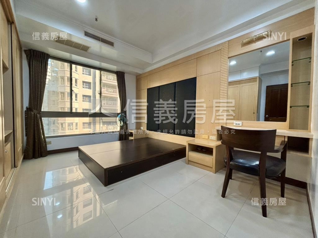 新都心四房車位房屋室內格局與周邊環境