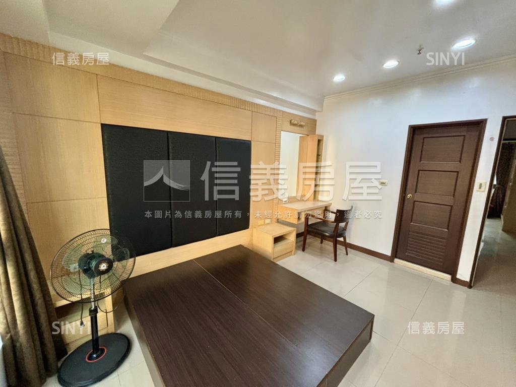 新都心四房車位房屋室內格局與周邊環境