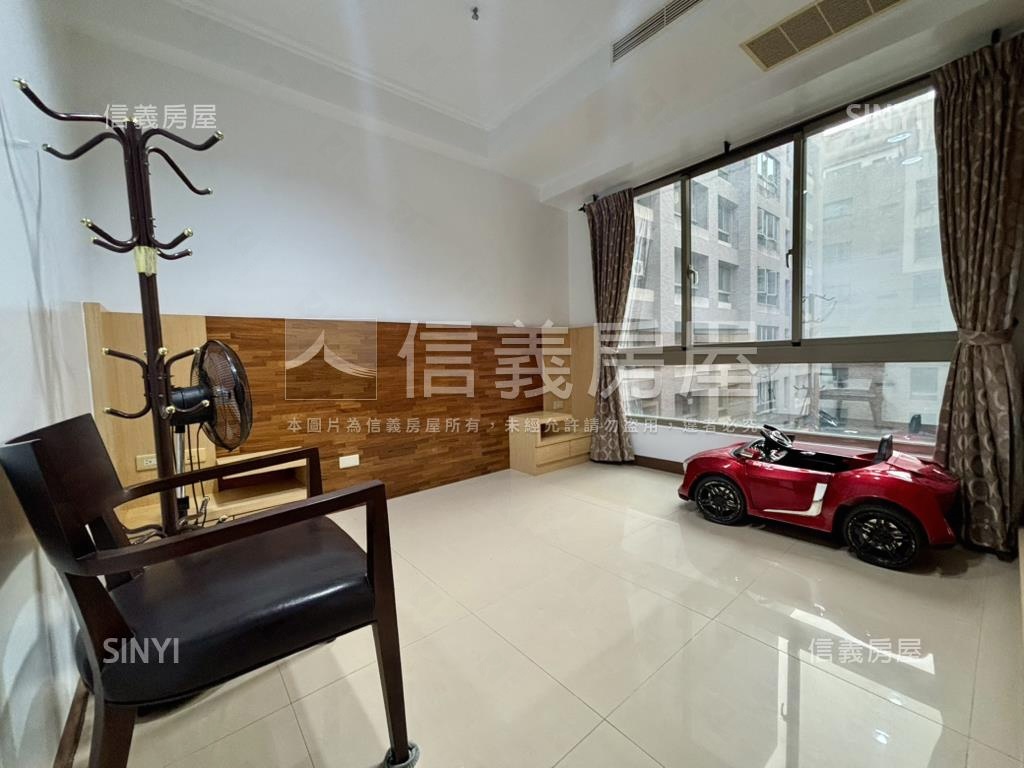 新都心四房車位房屋室內格局與周邊環境