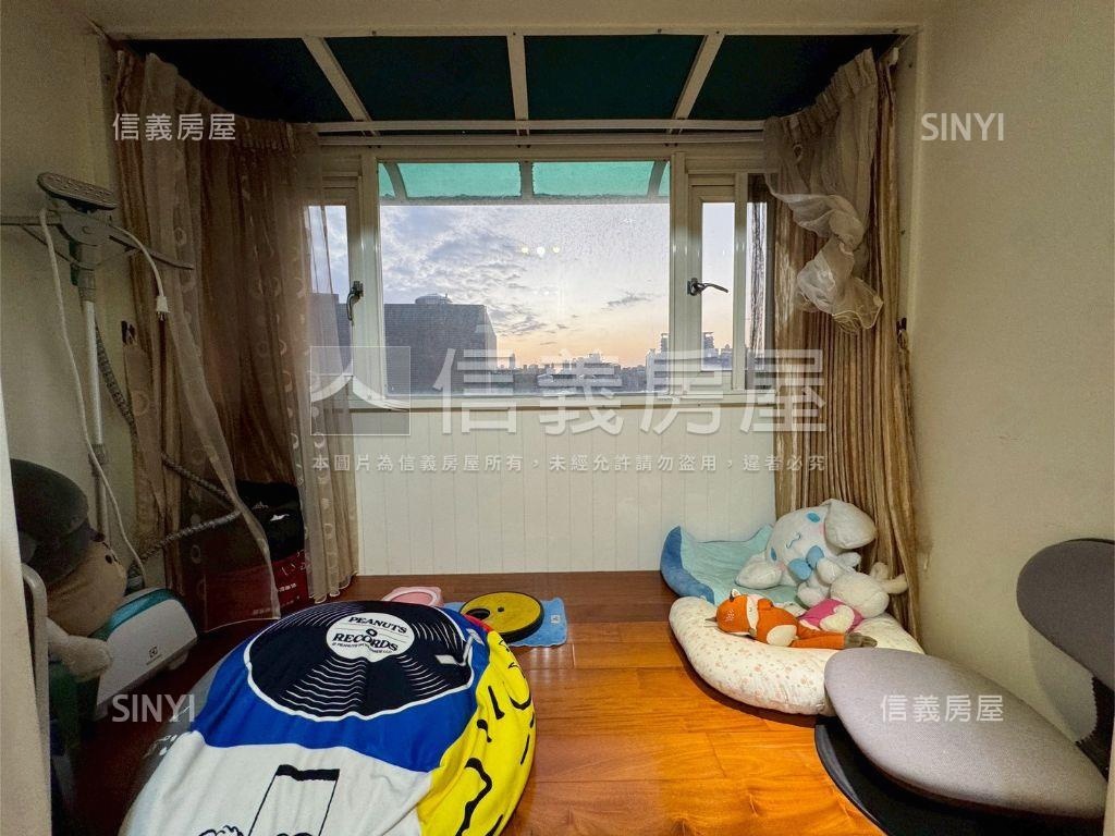 登峰造極樓中樓四房車位房屋室內格局與周邊環境