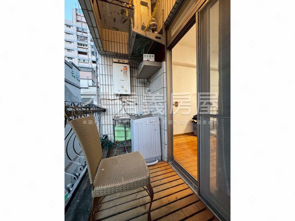 登峰造極樓中樓四房車位房屋室內格局與周邊環境