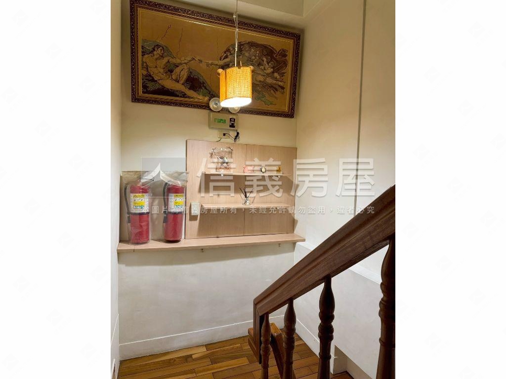 登峰造極樓中樓四房車位房屋室內格局與周邊環境