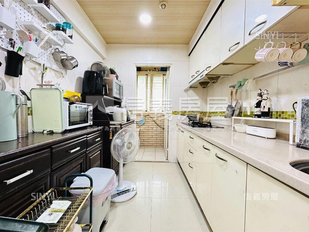 自強三面採光優質四房房屋室內格局與周邊環境