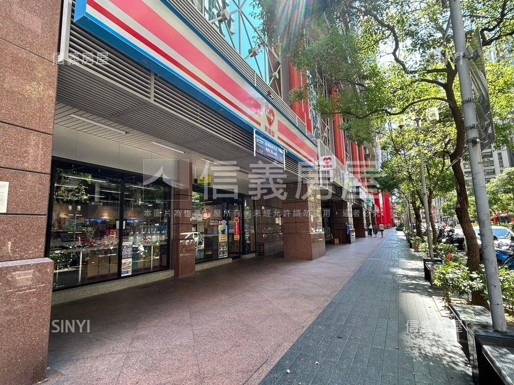 近ＳＯＧＯ連鎖角窗店面房屋室內格局與周邊環境
