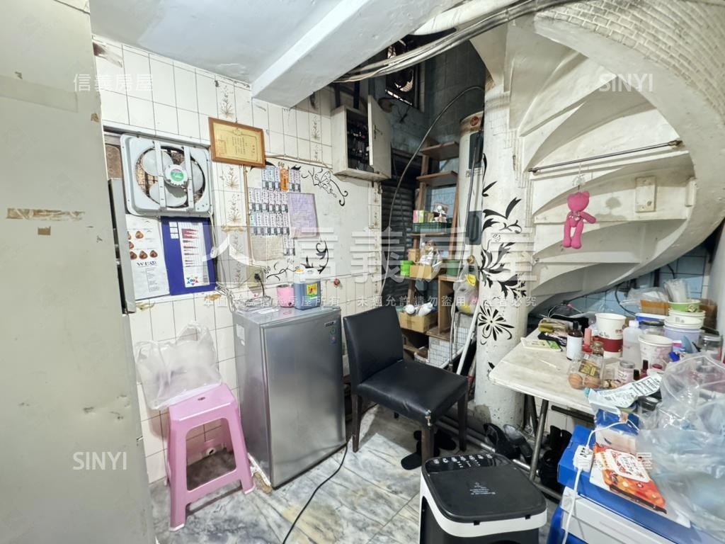 自強漢神商圈復古金透店房屋室內格局與周邊環境