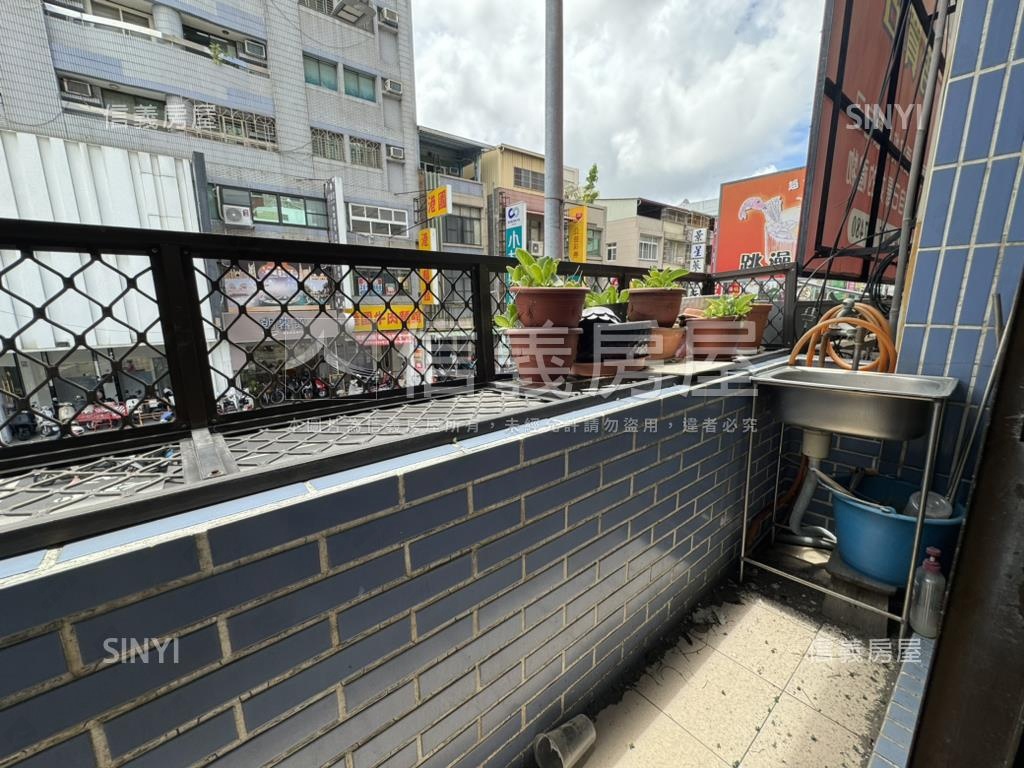 自強漢神商圈復古金透店房屋室內格局與周邊環境