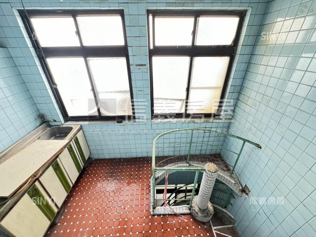 自強漢神商圈復古金透店房屋室內格局與周邊環境
