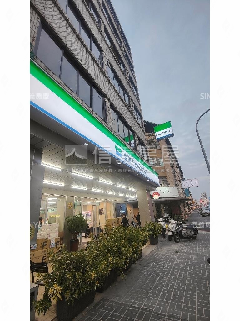 連鎖超商霸氣角店房屋室內格局與周邊環境