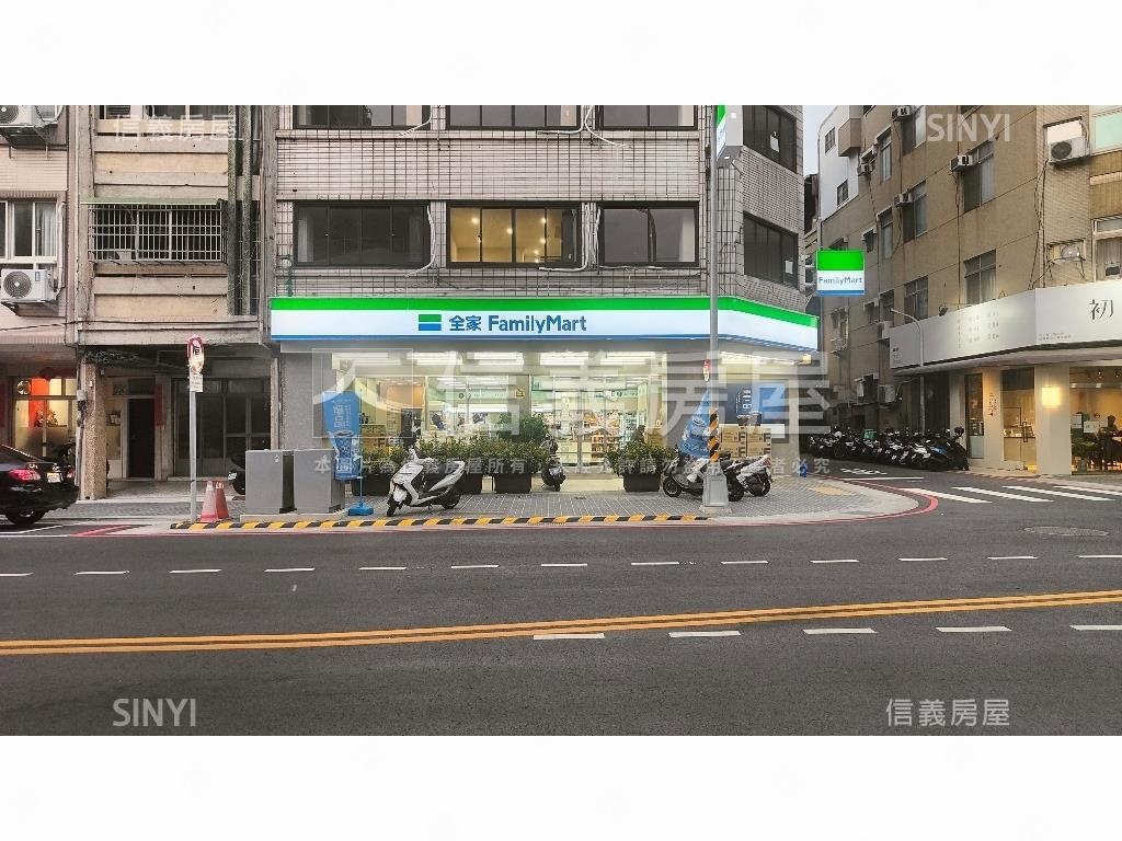 連鎖超商霸氣角店房屋室內格局與周邊環境