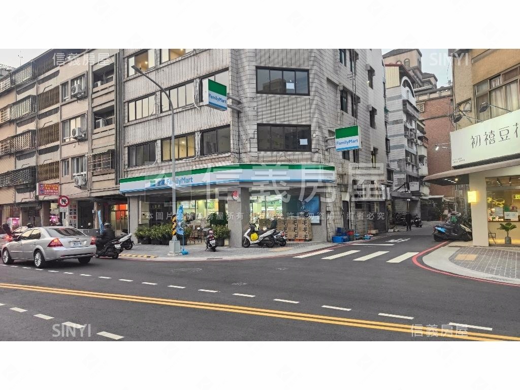 連鎖超商霸氣角店房屋室內格局與周邊環境