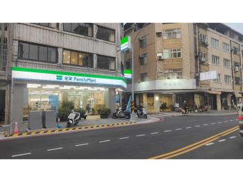 連鎖超商霸氣角店