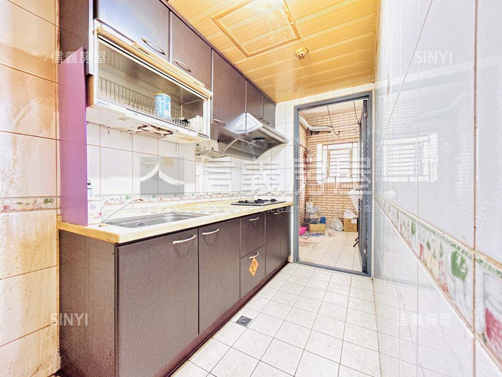 享受溫暖日光三房車位房屋室內格局與周邊環境