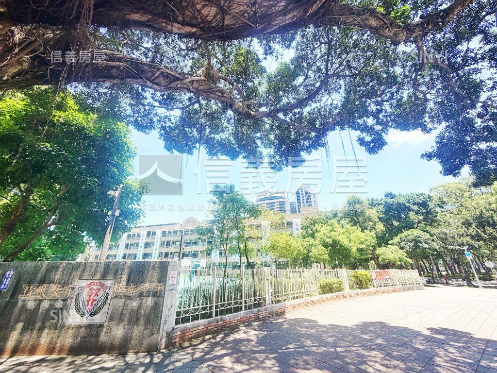 敦化北☆三角窗黃金店王房屋室內格局與周邊環境