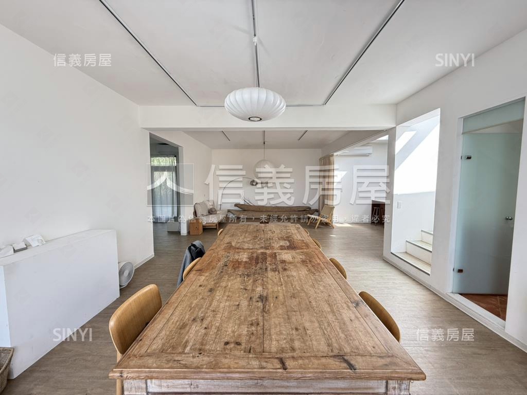 陽明山溫泉寶地旁白色平房房屋室內格局與周邊環境