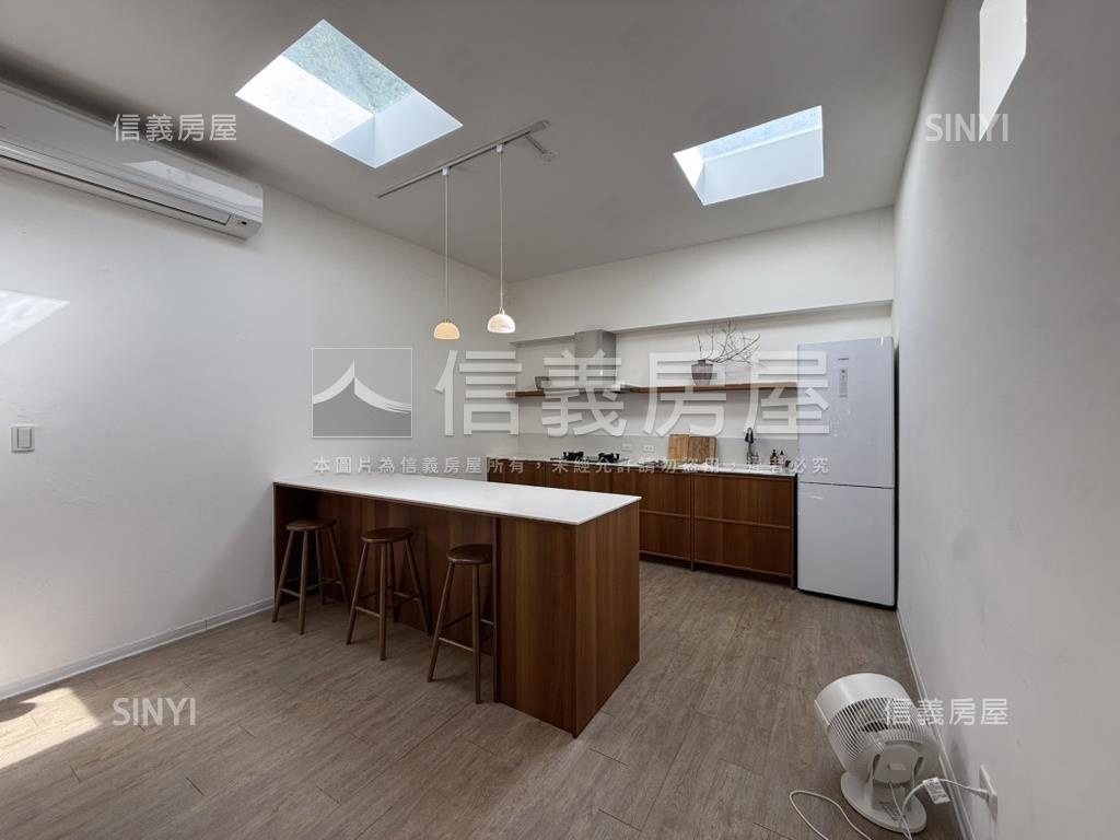 陽明山溫泉寶地旁白色平房房屋室內格局與周邊環境