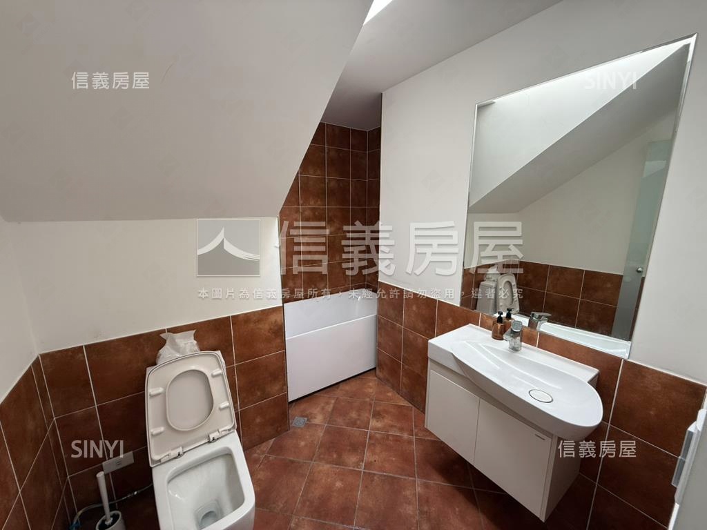 陽明山溫泉寶地旁白色平房房屋室內格局與周邊環境