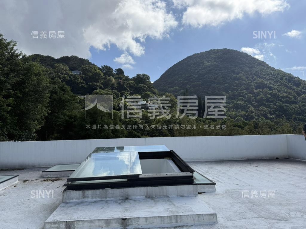 陽明山溫泉寶地旁白色平房房屋室內格局與周邊環境