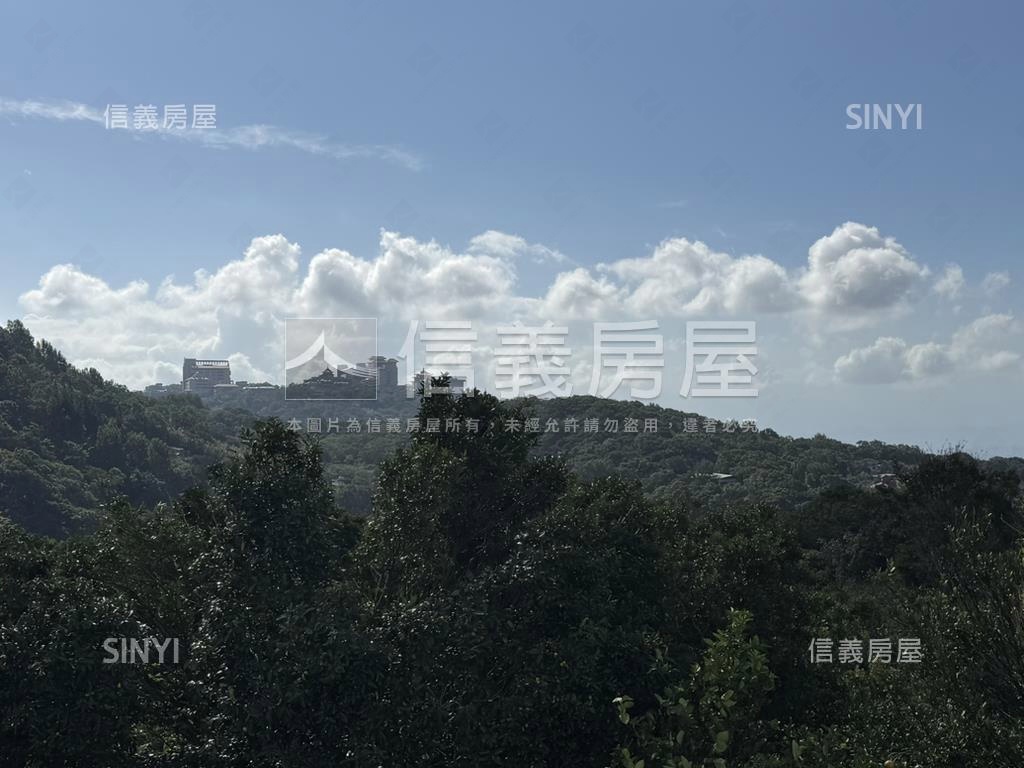 陽明山溫泉寶地旁白色平房房屋室內格局與周邊環境