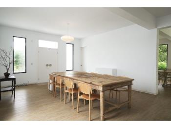 陽明山溫泉寶地旁白色平房