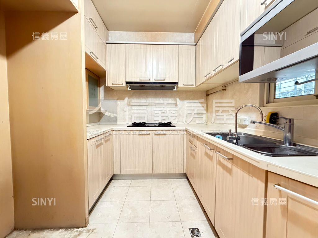 三面採光通風佳近捷運華廈房屋室內格局與周邊環境