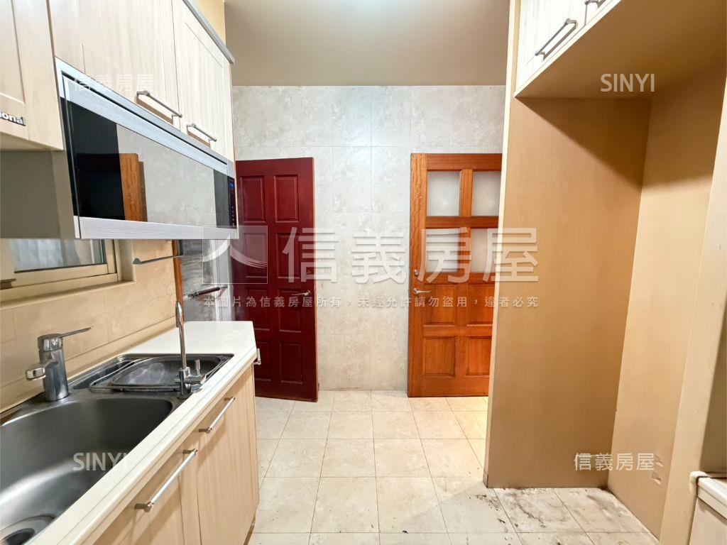 三面採光通風佳近捷運華廈房屋室內格局與周邊環境