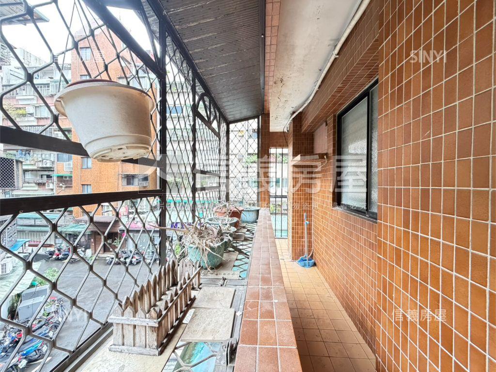 三面採光通風佳近捷運華廈房屋室內格局與周邊環境