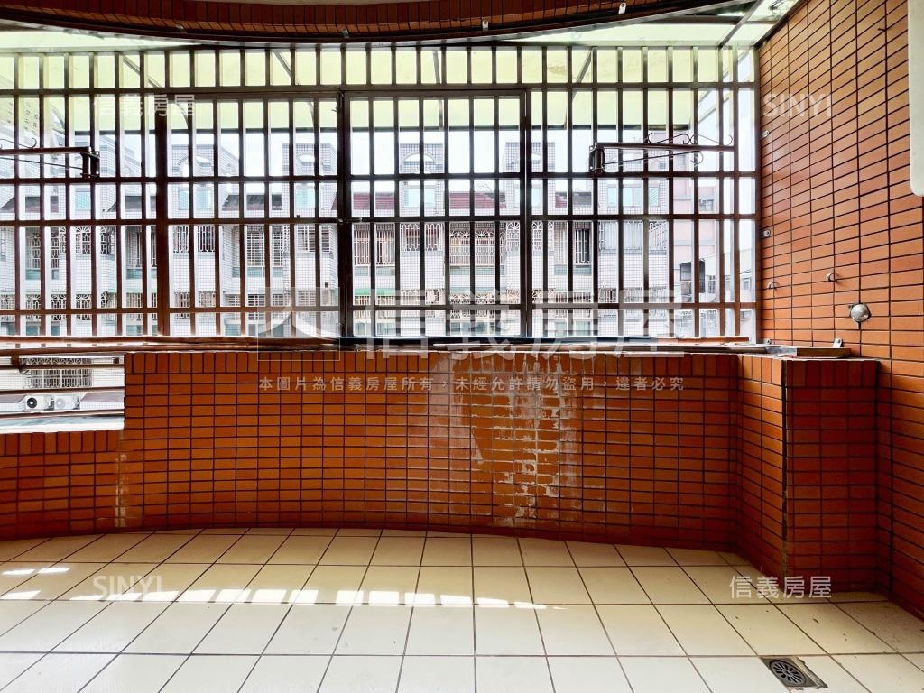 八期稀有朝南透店房屋室內格局與周邊環境