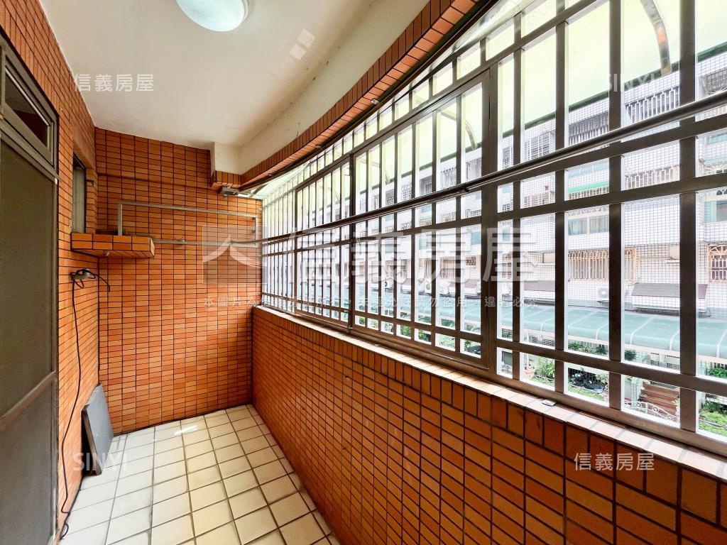 八期稀有朝南透店房屋室內格局與周邊環境