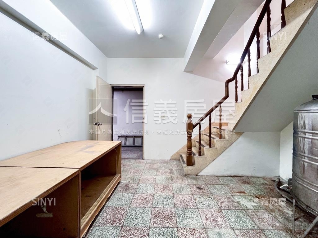八期稀有朝南透店房屋室內格局與周邊環境