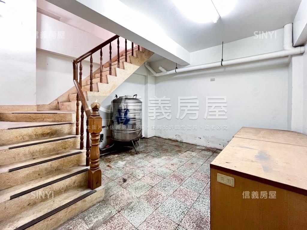 八期稀有朝南透店房屋室內格局與周邊環境