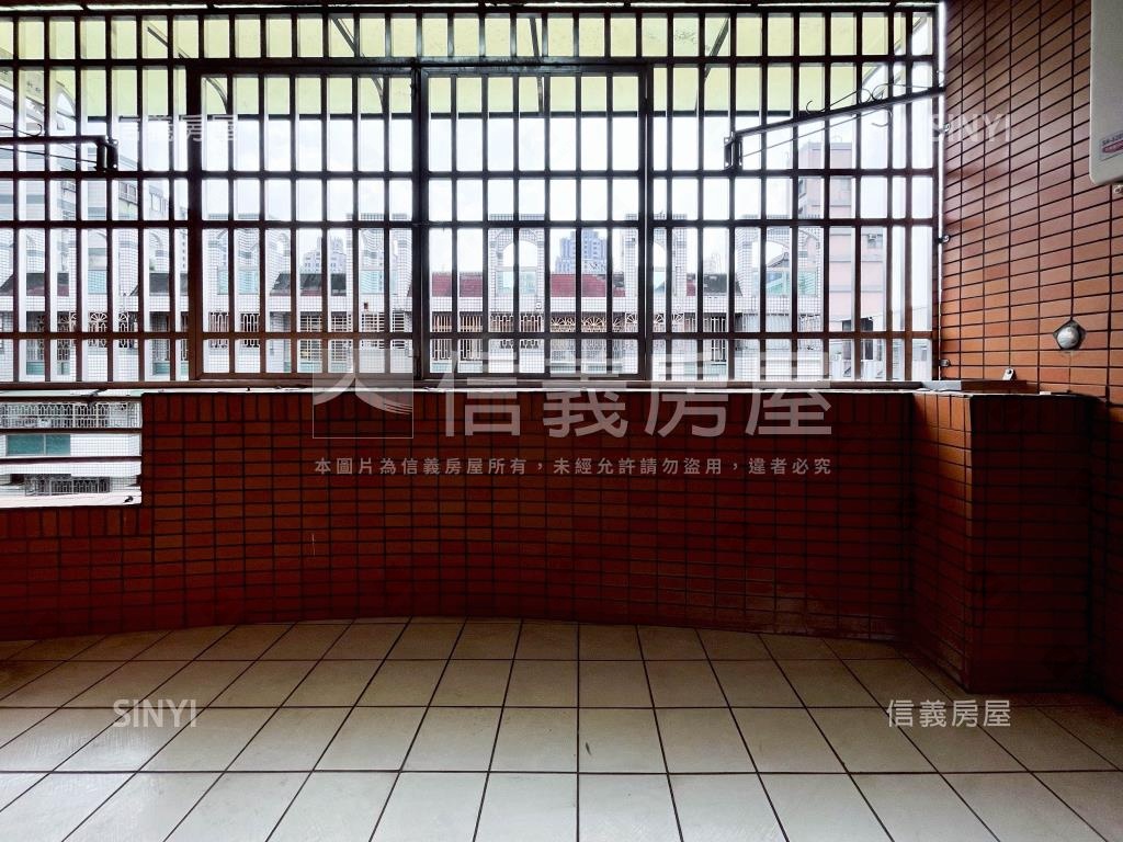 八期稀有朝南透店房屋室內格局與周邊環境