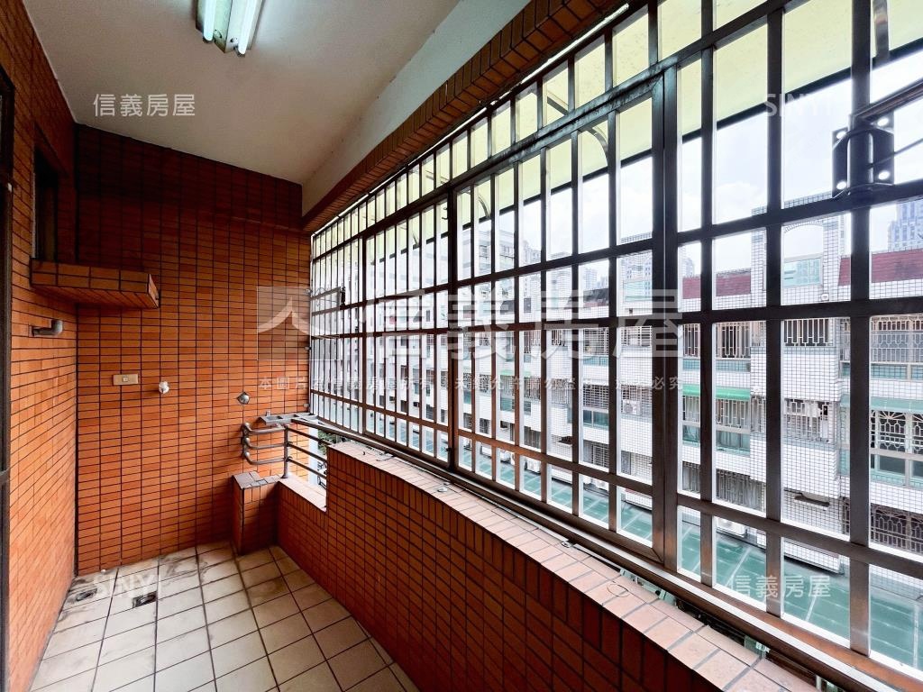 八期稀有朝南透店房屋室內格局與周邊環境