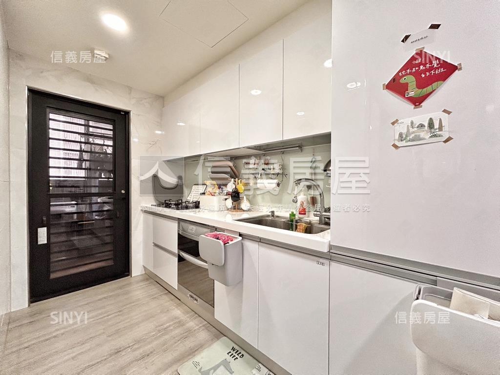 裝潢新五綻兩房車位房屋室內格局與周邊環境