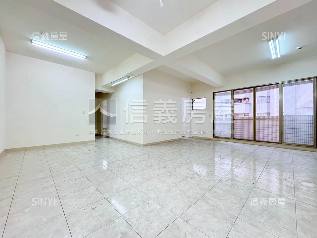 鄰文山特區，寬敞三房車位房屋室內格局與周邊環境