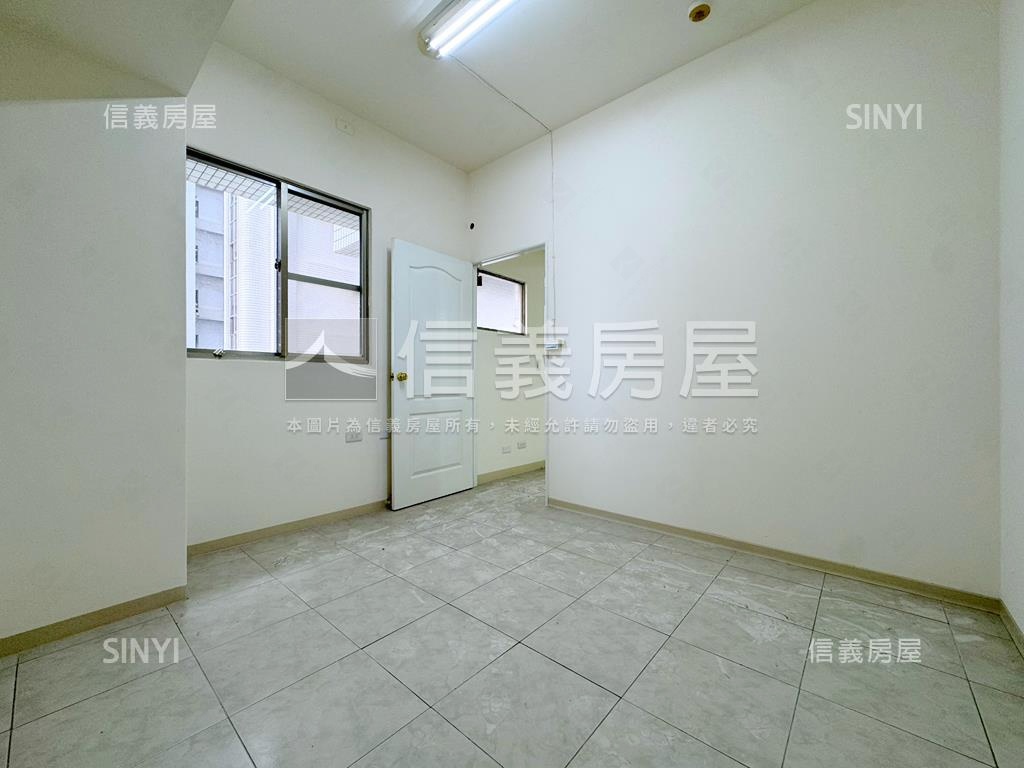 鄰文山特區，寬敞三房車位房屋室內格局與周邊環境