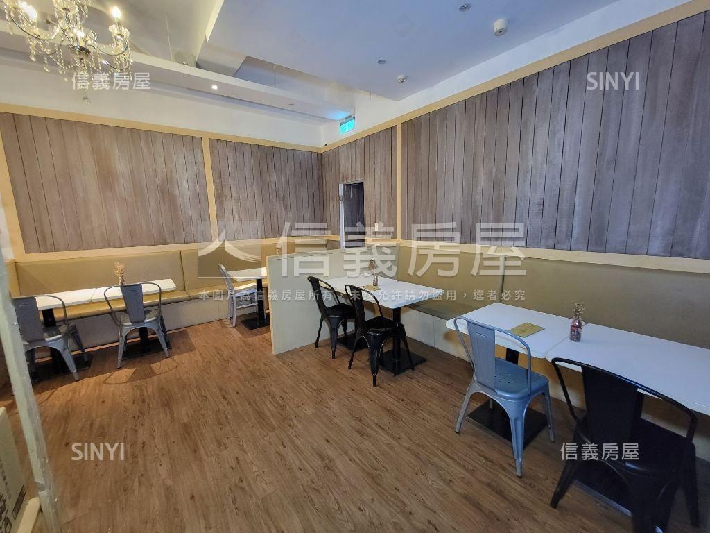 統領旁雙層面寬店面３車位房屋室內格局與周邊環境