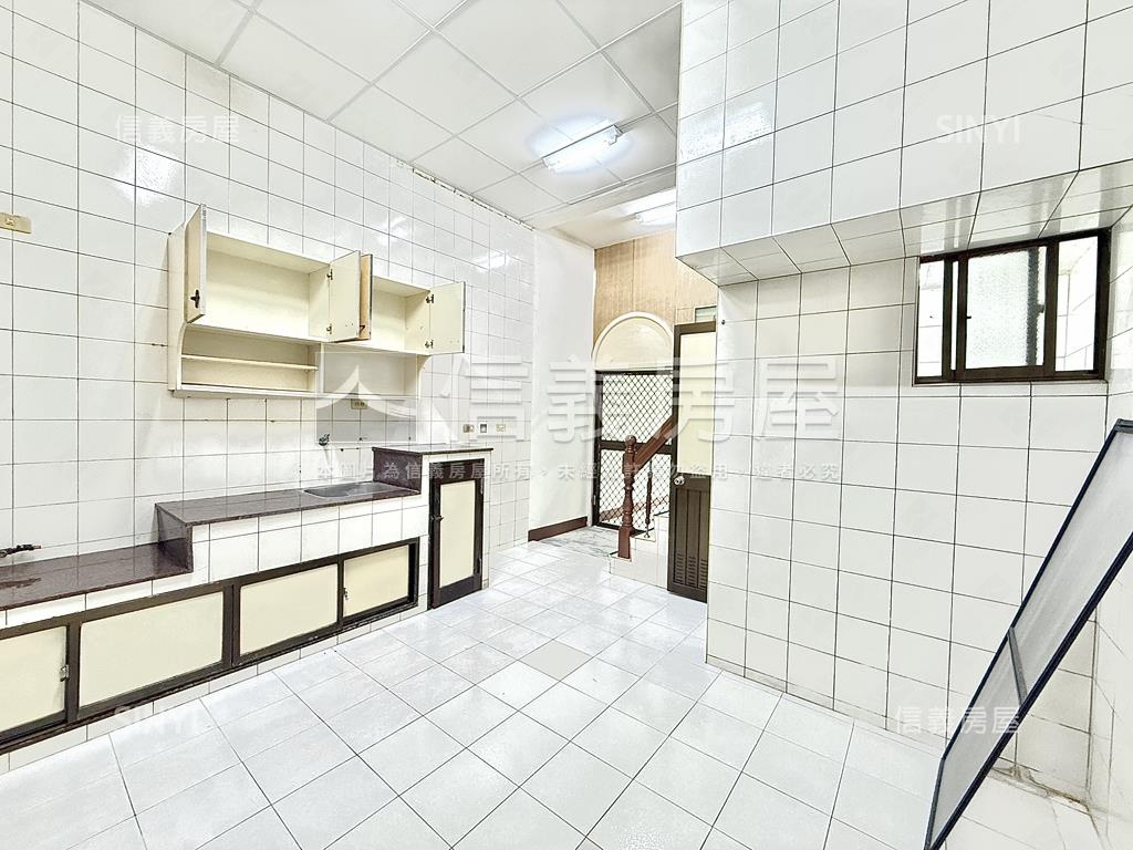 近捷運站透天快來看這間房屋室內格局與周邊環境