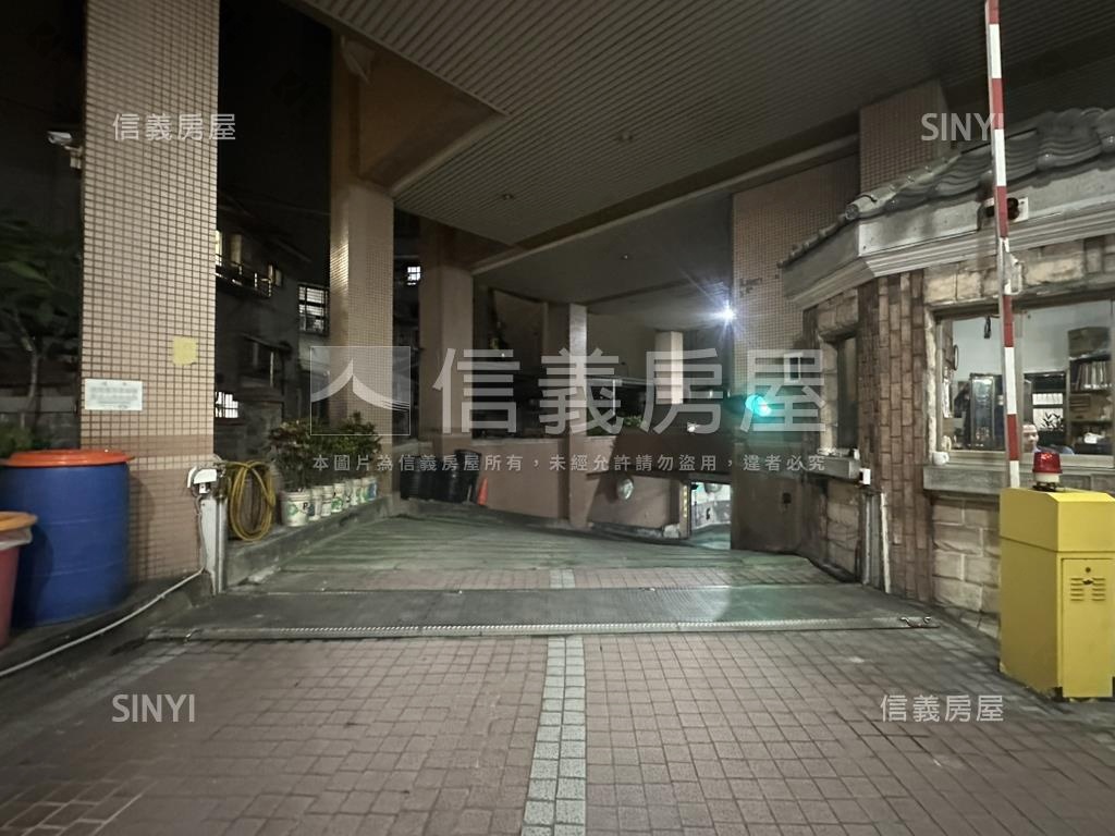 捷運公園Ｂ２坡道平面車位房屋室內格局與周邊環境